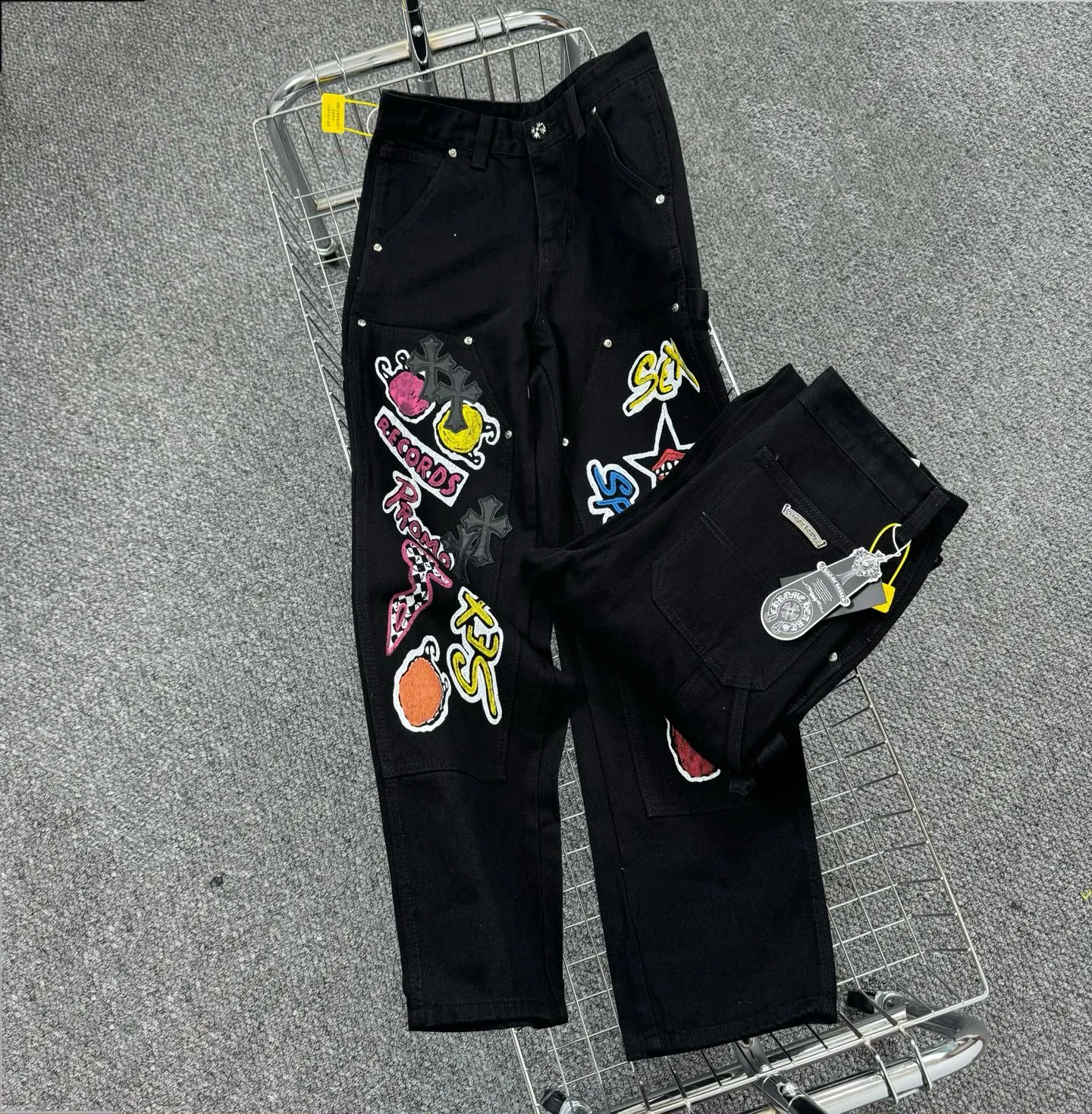 P260 Style number: H822 Chrome Heart & Chrome Heart black multi-element graffiti work jeans - ChromeHearts#design jeans, invincible texture, specially customized by master DIY, will never conflict with the style! Three-dimensional cutting version. Loose and comfortable, not flattering on the figure, making you look taller and slimmer. Same style for men and women. Can be matched with couples. Versatile recommendation. Fine workmanship. Very stylish. The upper body effect is super good. A must-have jeans for all seasons. It is a perfect combination with anything.  Color: black Size: 28-30-32-34-36